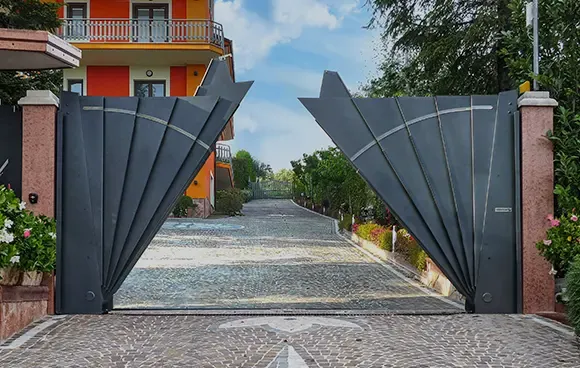 Portão parcialmente aberto