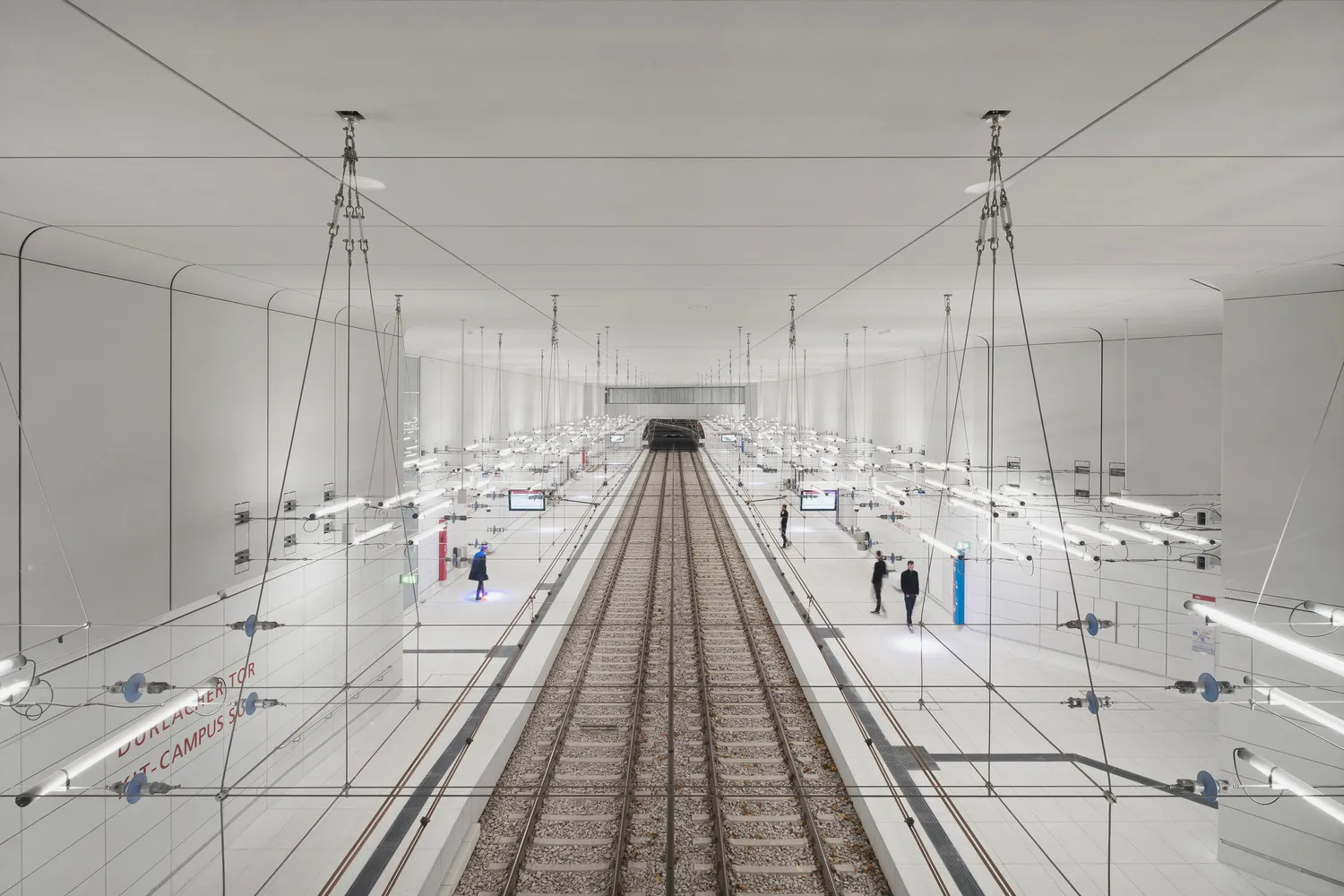 Vista dos cais e das vias da estação de Karlsruhe
