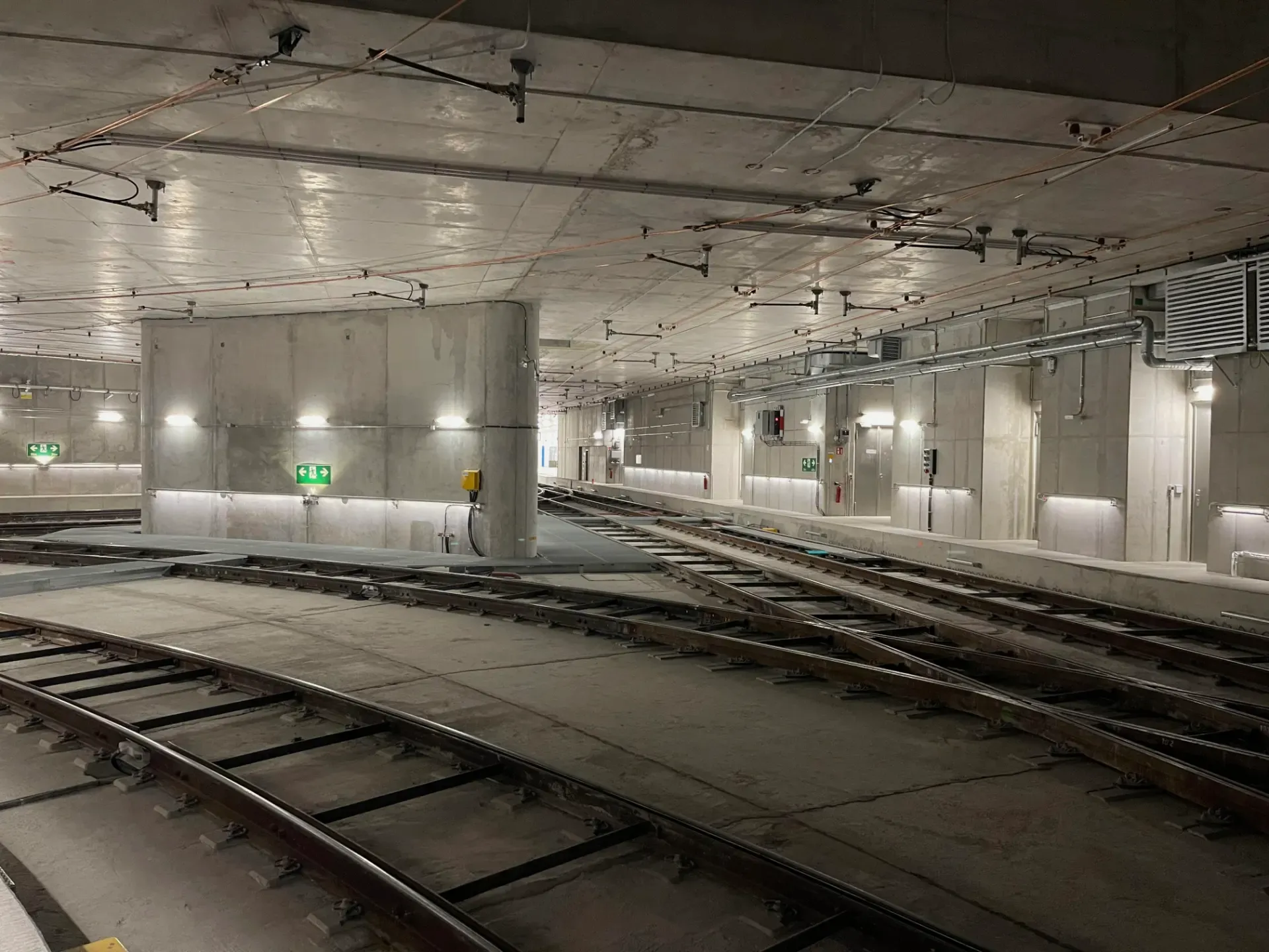 Galeria subterrânea com cruzamento de vias