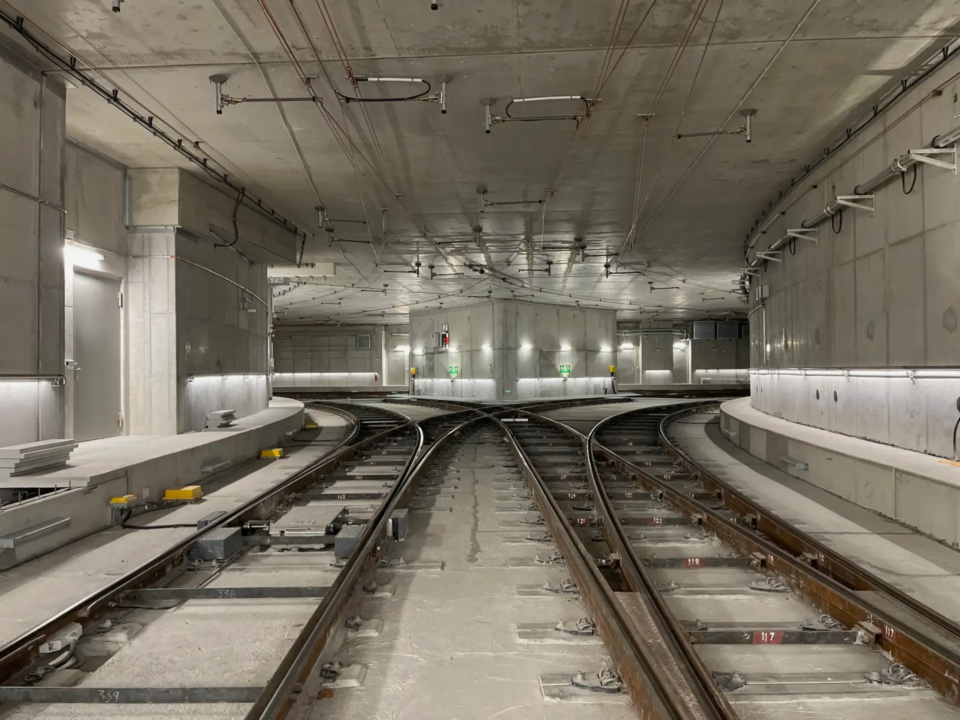 Vista panorâmica da bifurcação das vias no túnel